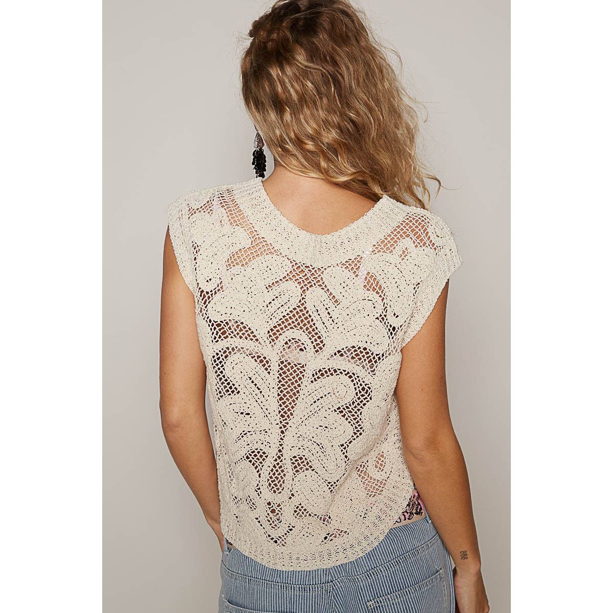POL Round neck sleeveless solid crochet top